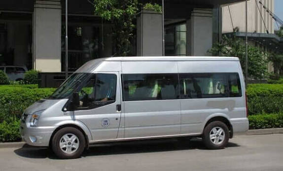 Xe 15 chỗ đi đảo khỉ